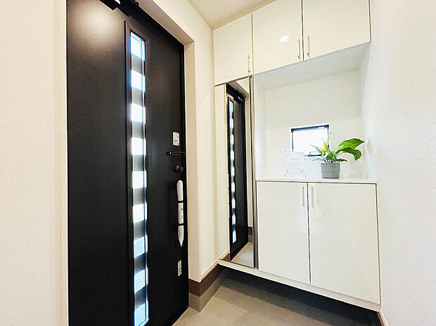 【【Entrance】】立面鏡が備わったコの字型シューズボックス。お出掛け前に髪型や服装などチェックすることができます。