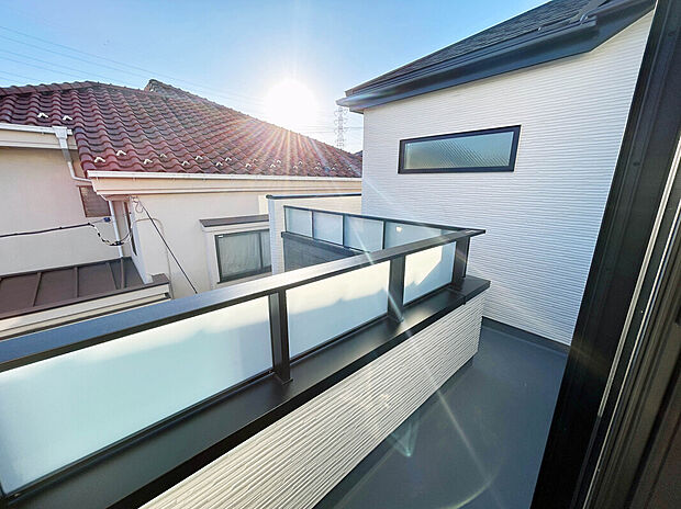 【【Balcony】】広々としたバルコニーで洗濯などの作業もより快適にこなすことが出来ます。