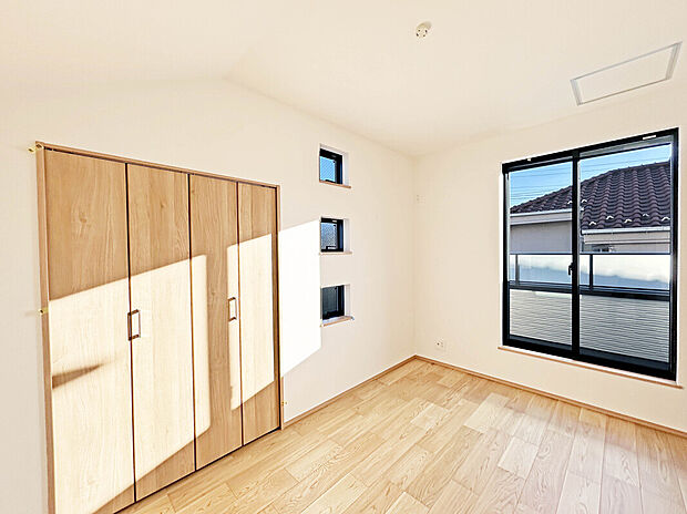 【【Room：5帖】】全室二面採光のため、陽当たり・通風良好。どの部屋も閉塞的な空気を感じさせない開放感ある空間となっています。