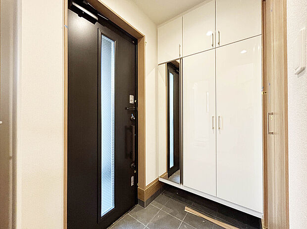 【【Entrance】】大容量の靴が入るシューズボックス。靴や小物が多く収納することが出来るので、いつでもお客様を迎えられる玄関先が叶います。