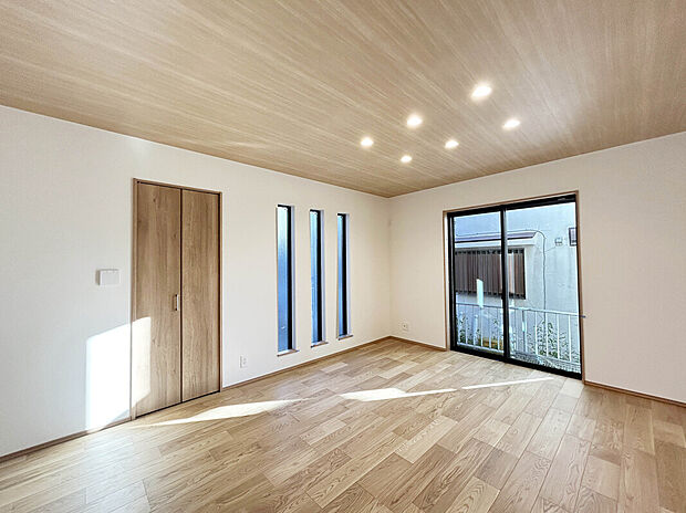 【【LDK：15.75帖】】リビングに床暖房が標準設備しているため、冬場の寒い時期でも足元から温まることが出来ます。埃が舞う心配も減り、小さなお子様も安心して過ごすことが出来ます。