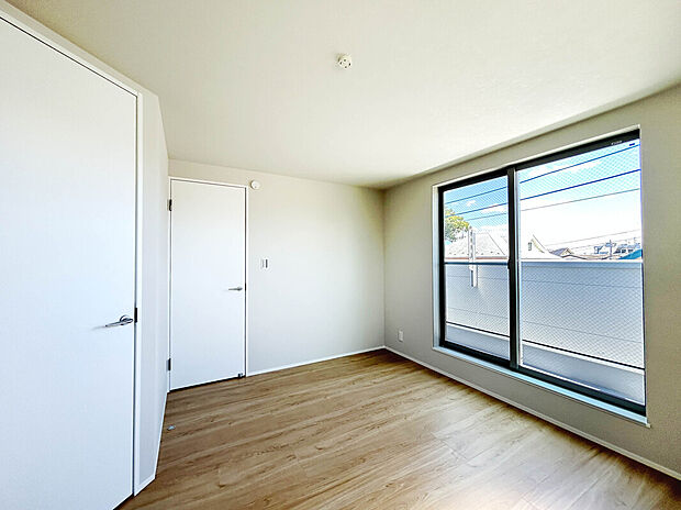 【【施工例：Room】】収納を活用することで生活感が少ない快適な住空間を創り出すことが可能です。