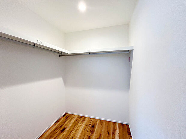 【【施工例：ウォークインクローゼット】】スペースが確保されているため、アイテムごとに収納を分けて整理することができます。棚やハンガーパイプ、引き出しを配置することで、衣類や小物を見やすく、取り出しやすくできます。