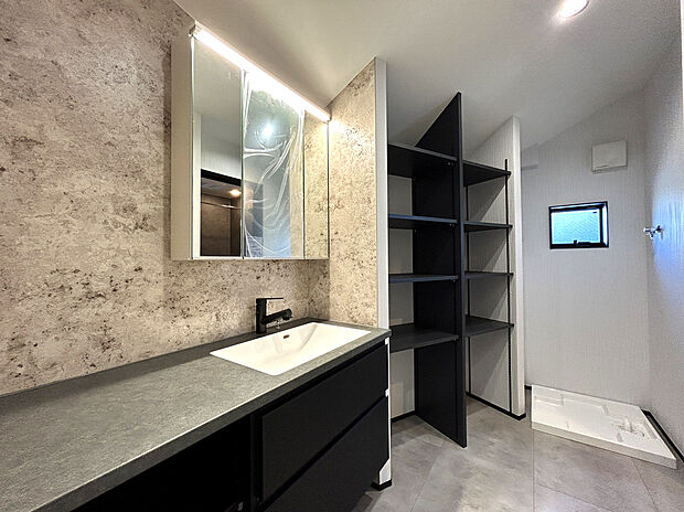 【【Wash Room】】機能美とデザイン性を両立させた3面鏡付の洗面化粧台。視覚的に広がり感を持たせるだけでなく、機能的にも優れています。