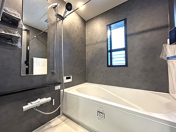 【【Bath Room】】1坪タイプのバスルーム。足を伸ばしてゆったりと浸かれるのはもちろん、洗い場も広さがあるので立ったりしゃがんだりする動作もスムーズに行えます。
