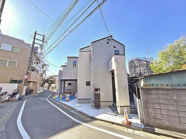 【【外観】】物件周辺はスーパー・コンビニ徒歩3分と日頃から利用する商業施設が利用しやすい徒歩圏内に点在している環境。保育園~中学校までの教育施設が徒歩10分圏内に揃った子育て世帯も安心の住環境となっています。