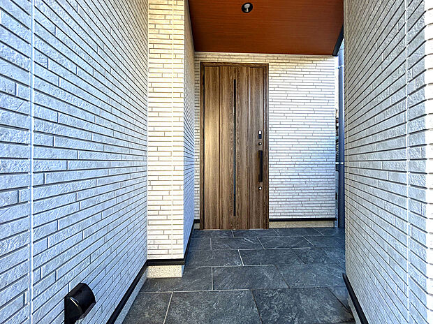 【【Entrance】】外から玄関先の様子が見えづらく、プライバシーを確保できる造り。宅配ボックス・モニター付きインターホン付でセキュリティ面も安心の仕様。