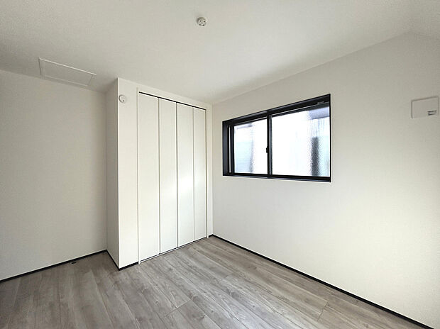 【【Room:5.3帖】】全居室収納付きのため、パーソナルスペースも収納を活用することで生活感が少ない快適な空間にすることが叶います。