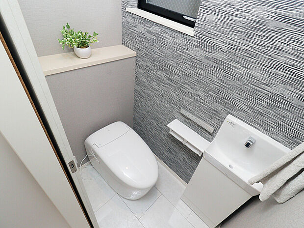 【【Toilet】】ウォシュレット搭載タンクレストイレ。2カ所に設置されているので朝のような忙しい時間帯でも混み合う心配がありません。