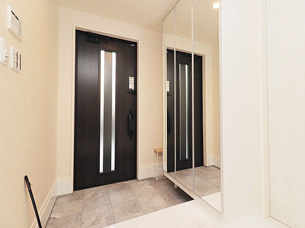 【【Entrance】】多くの靴を収納できるシューズボックス付き。鏡面仕上げで空間をより広く見せる効果がある他、お出かけ前の身だしなみチェックをすることも可能です。