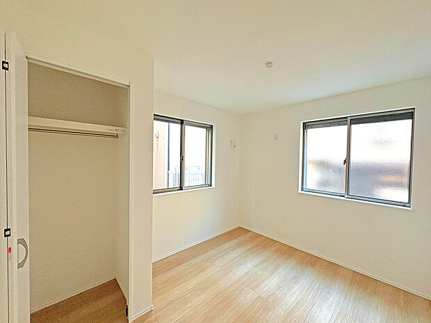 【【Room：5帖】】スーパー徒歩5分、コンビニ徒歩3分で利用可能！日々のお買い物や休日のまとめ買いなども行き来しやすい距離で便利な住環境です。