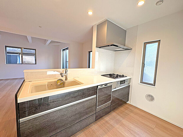 【【Kitchen】】開放感あるカフェスタイルのおしゃれなフルオープンキッチン採用！リビング全体が見渡せられるので、子供の様子を見ながら、家族との会話を楽しみながら料理ができます！