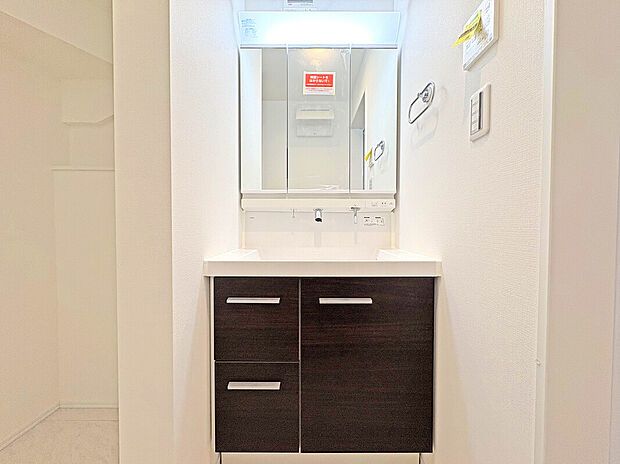 【【Wash Room】】機能美とデザイン性を両立させた3面鏡付の洗面化粧台。視覚的に広がり感を持たせるだけでなく、機能的にも優れています。