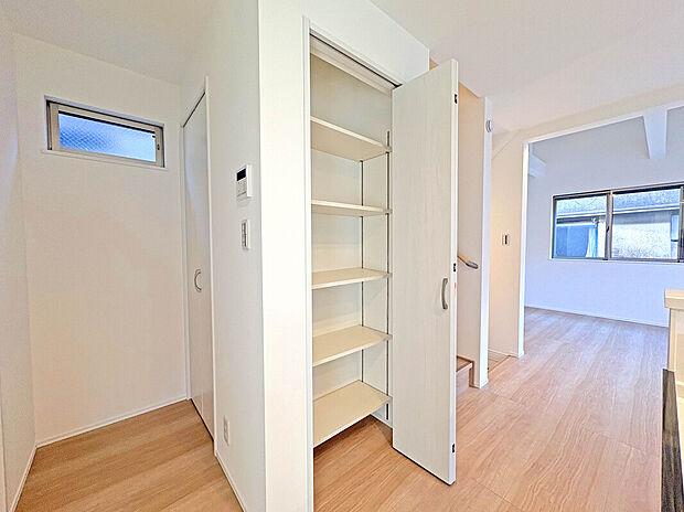 【【パントリー】】常温保存が可能な食料品や調味料、食器、消耗品、日用品などをストックしておくことができます。また、収納スペースが確保できることで、キッチン周りが散らからず、使いやすい環境を保てます。