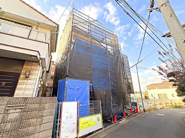 【【外観：12月中旬撮影】】小屋裏収納が備わっている邸宅。家の空間を効率的に活用でき、収納力を大幅にアップさせることができます。限られた住宅面積を最大限に活用したい人にとって、非常に役立ちます。