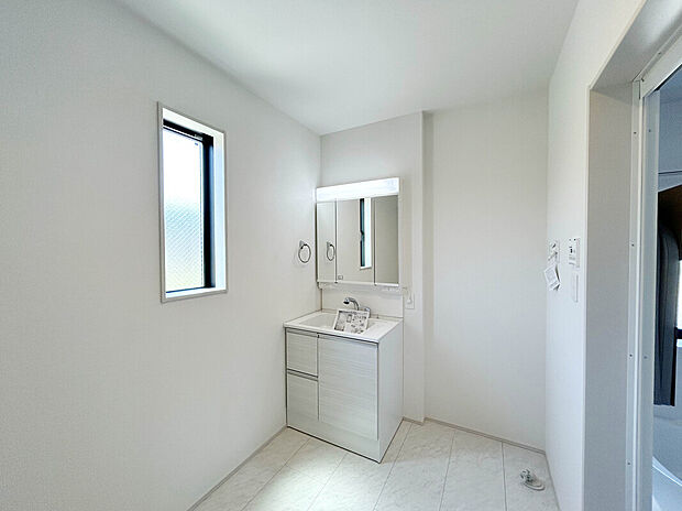 【【Wash Room】】機能美とデザイン性を両立させた3面境仕上げの洗面化粧台。
視覚的に広がり感を持たせるだけでなく、機能的にも優れています。