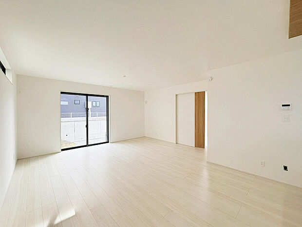 【【LDK】】オープンキッチン仕様で開放感あるリビングルームで優雅な安らぎなひとときを満喫できます。