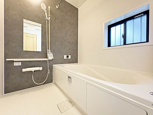 【【1坪バスルーム】】1坪タイプのバスルーム。足を伸ばしてゆったりと浸かれるのはもちろん、洗い場も広さがあるので立ったりしゃがんだりする動作もスムーズに行えます。