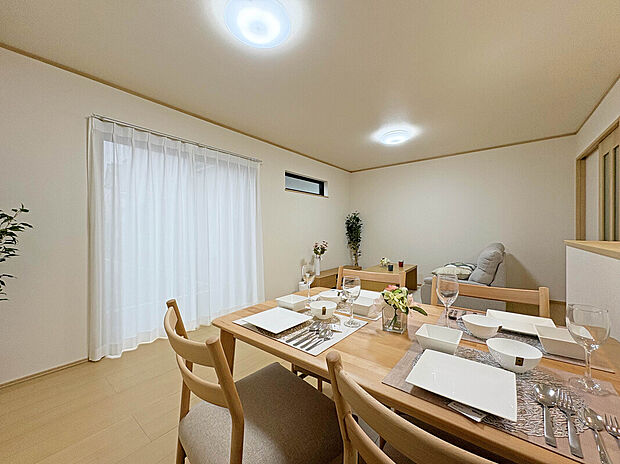 【【LDK:16帖】】2面採光で陽当たり・通風良好のリビング。
カーテン付販売のため、採寸などの手間がなく、購入を急ぐ必要もありません。カーテンによって外から様子が分かりづらく、くつろぎやすい空間となっています。