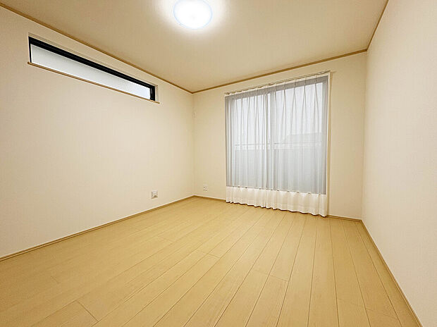 【【Room：7帖】】全室南向きのプランニングのため、どの居室も陽当たり良好。
日中は柔らかな陽射しが降り注ぐ温かで居心地の良い空間になります。