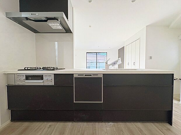 【【Kitchen】】あると便利な食洗器搭載キッチン。手洗いの時間や労力を大幅に削減でき、家事の効率化が図れ、空いた時間に他の作業やのんびり家族との時間が増えます。