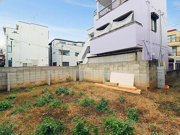 【【外観:1月中旬撮影】】4部屋プランで家族全員が自分だけのプライベートスペースを持つことが叶います!
18.14帖の広大なLDKは三面採光で開放感抜群、2階に設置されているので人目を気にせずくつろげます!