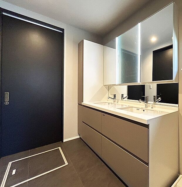 【【施工例:Wash Room】】機能美とデザイン性を両立させた3面鏡付の洗面化粧台。視覚的に広がり感を持たせるだけでなく、機能的にも優れています。