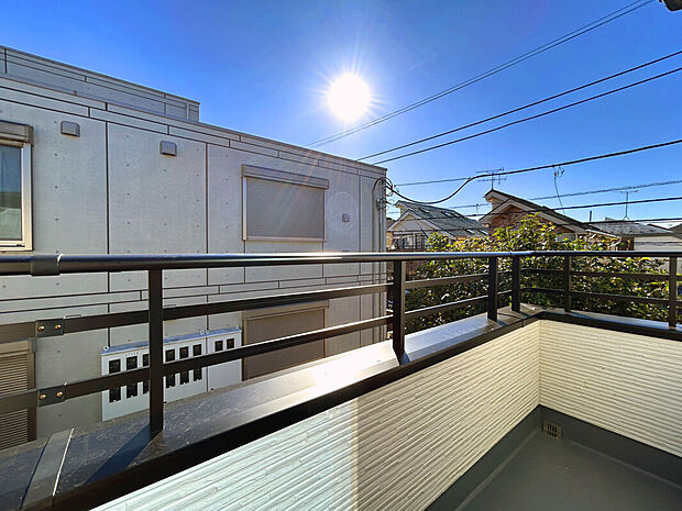 【【Balcony】】南向きバルコニーで、日中の太陽光を取り入れやすいため、部屋が暖かくなり、暖房の使用が減る可能性があります。エネルギー効率が向上することで、光熱費の節約にもなります。
