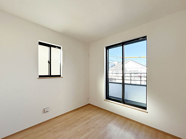 【【Room:4.5帖】】南向きバルコニーで、日中の太陽光を取り入れやすいため、部屋が暖かくなり、暖房の使用が減る可能性があります。