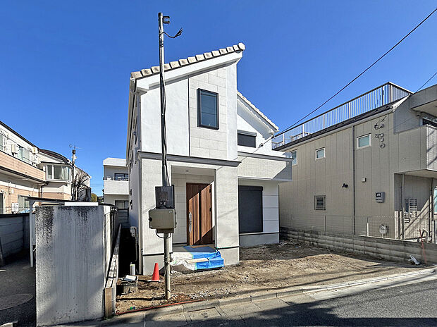 【【外観：2月撮影】】断熱等性能等級5/一次エネルギー消費量等級6をクリアするZEH水準仕様。耐震等級3、制震ダンパー搭載の揺れに強い安心して暮らせる住まい。
