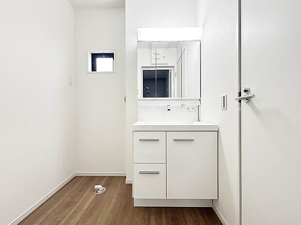 【【施工例:Wash Room】】機能美とデザイン性を両立させた3面鏡付の洗面化粧台。視覚的に広がり感を持たせるだけでなく、機能的にも優れています。