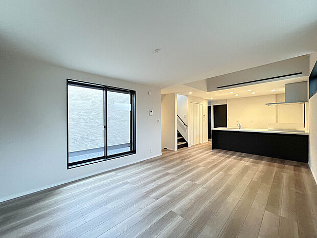 【【LDK:18.6帖】】LDK18.6帖×4部屋の広々としたファミリープラン!リビングルームは上部が吹抜仕様になっており、開放的な空間での暮らしを堪能できます。