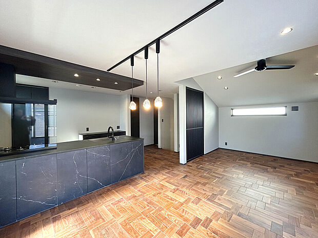 【【LDK:21.1帖】】リビングルームには床暖房が備わっており、寒い時期でも足元から暖まれる過ごしやすい空間を創りだします。家事動線を考慮した水回り集約設計を採用。リビング階段設計で家族とコミュニケーションが取りやすい造り。