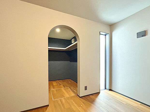 【【ウォークインクローゼット】】洋服から大きめの季節家電まで収納可能な大容量収納。スペースが確保されているため、アイテムごとに収納を分けて整理することができます。棚や引き出しを配置することで、衣類や小物を見やすく、取り出しやすくできます。