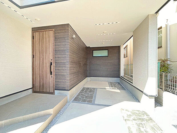 【【施工例:ビルトインガレージ】】雨風や雪、強い日差しなどから大切なお車を守ることが出来るガレージ付き。雨の日の車の乗り降りも楽に行えます!