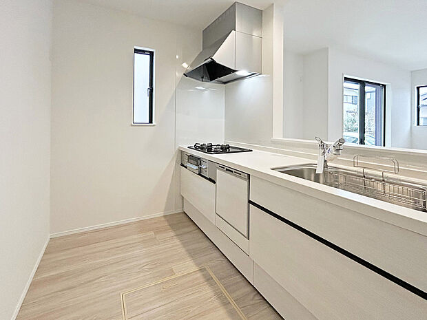 【【Kitchen】】あると便利な食洗器搭載キッチン。手洗いの時間や労力を大幅に削減でき、家事の効率化が図れ、空いた時間に他の作業やのんびり家族との時間が増えます。