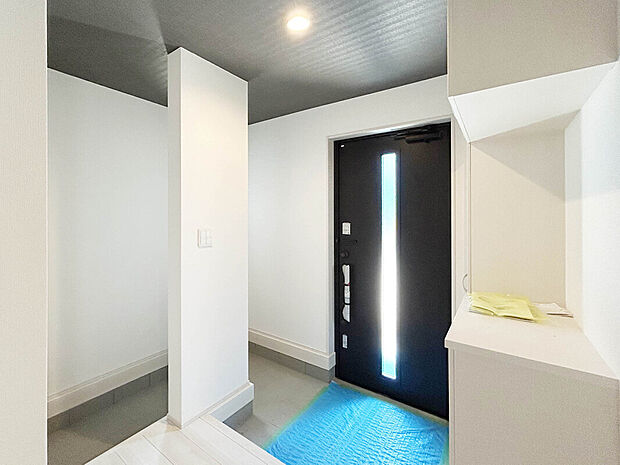 【【建物プラン例:Room】】2台駐車可能なカースペース付き、大容量収納が備わった3~4部屋のファミリー向け参考建物プランをご用意。
建物参考価格:2003万円