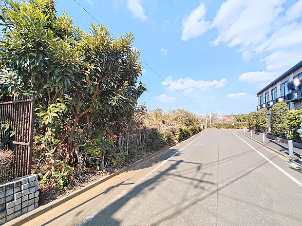 【【外観:2月下旬撮影】】スーパーやコンビニなどの商業施設が日々のお買い物や休日のまとめ買いなども行き来しやすい徒歩10分圏内にある暮らしやすい環境。