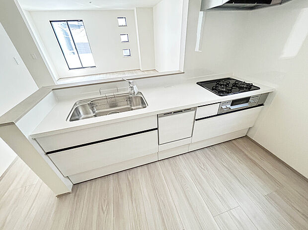 【【Kitchen】】あると便利な食洗器搭載キッチン。手洗いの時間や労力を大幅に削減でき、家事の効率化が図れ、空いた時間に他の作業やのんびり家族との時間が増えます。