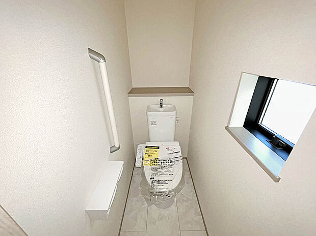 【【Toilet】】ウォシュレット機能付きトイレで清潔感を保つことができます。