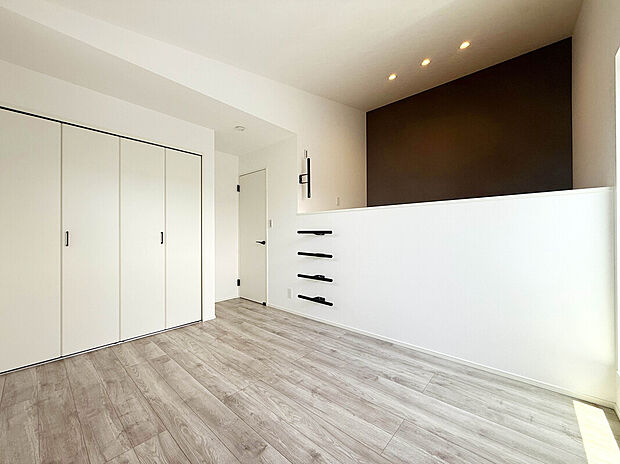 【【施工例：Room】】「リコス渋谷本町5丁目店」まで徒歩3分、「まいばすけっと渋谷本町6丁目店」徒歩4分、駅付近に「ライフ幡ケ谷店」があり、気軽に買い物へ出かけることができます。