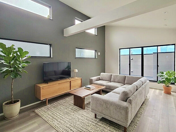 【【施工例:LDK】】WICやキッチン後ろにパントリーとして利用可能な収納が確保された設計。収納が豊富で快適な暮らしを叶えます。