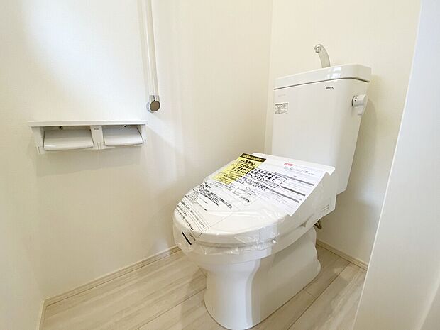 【【建物プラン例:Toilet】】各階にトイレがあるので、朝慌ただしい時間帯に混む心配が減ります。わざわざトイレのために階段を昇り降りをせずに済みます。