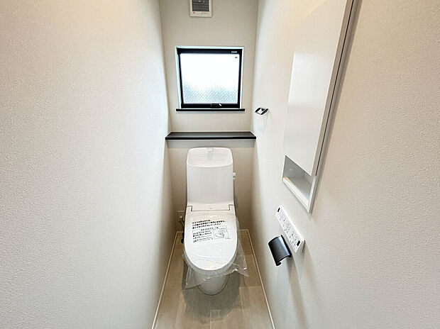 【【Toilet】】フチなし形状で汚れがたまりにくく、サッとひと拭きでお手入れ簡単で清潔感と機能性を両立。少ない水量でもしっかり洗浄できる「パワーストリーム洗浄」で、環境にも家計にも優しいトイレです。