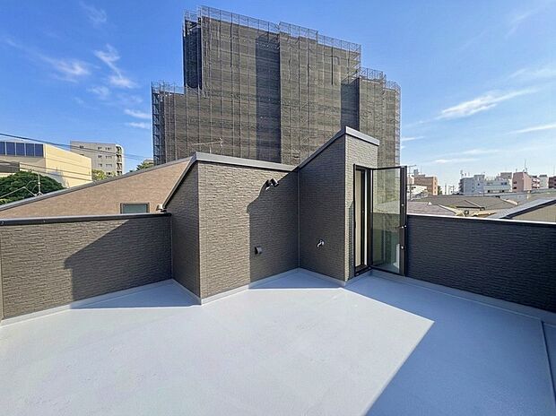 【【Roof Balcony】】ブラックの外壁と青空の対比がより美しく上品な印象を与えます。視界を遮るものがなく、晴れた日には遠くの街並みまで見渡せる気持ちの良い空間で過ごせます。