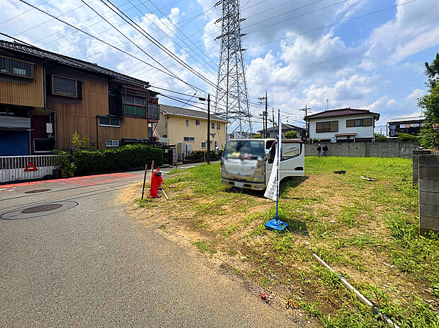 【【外観:6月中旬撮影】】多摩川の雄大な景色を身近に感じられる立地。広々とした河川敷と芝生空間が広がり、都心にいながら開放感あふれる暮らしを享受できます。