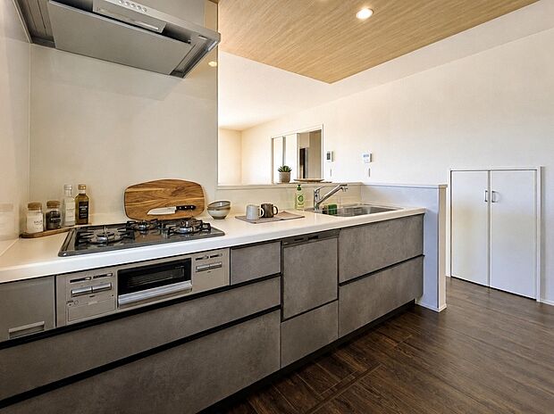 【【建物プラン例：Kitchen】】食洗機が搭載されたシステムキッチンを採用可能。リビングから手元が見えない腰壁、家族で並んでお料理や片付けができる広さ、キッチンのそばにパントリー、お好みのカラーリングなど、ご家族の暮らしに合った住まいづくりができます。