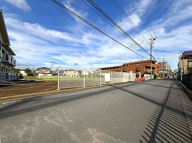 【【土地外観】】近くには仙川が流れており、散歩やジョギングを楽しむ人、ベビーカーを押すファミリー、愛犬との散歩をする住民など、幅広い世代が行き交う穏やかな遊歩道が広がります。