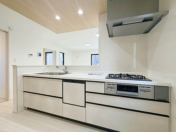 【【建物プラン例:Kitchen】】リビングで遊ぶお子様を見守りながらお料理ができる対面キッチンを採用可能。食洗機付きのシステムキッチンなら面倒な作業時間の短縮も可能です。