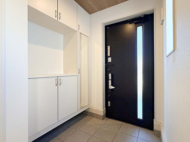 【【建物プラン例:Entrance】】鏡面仕上げコの字型シューズボックスも採用可能。ライフスタイルに合った住まいづくりができます。